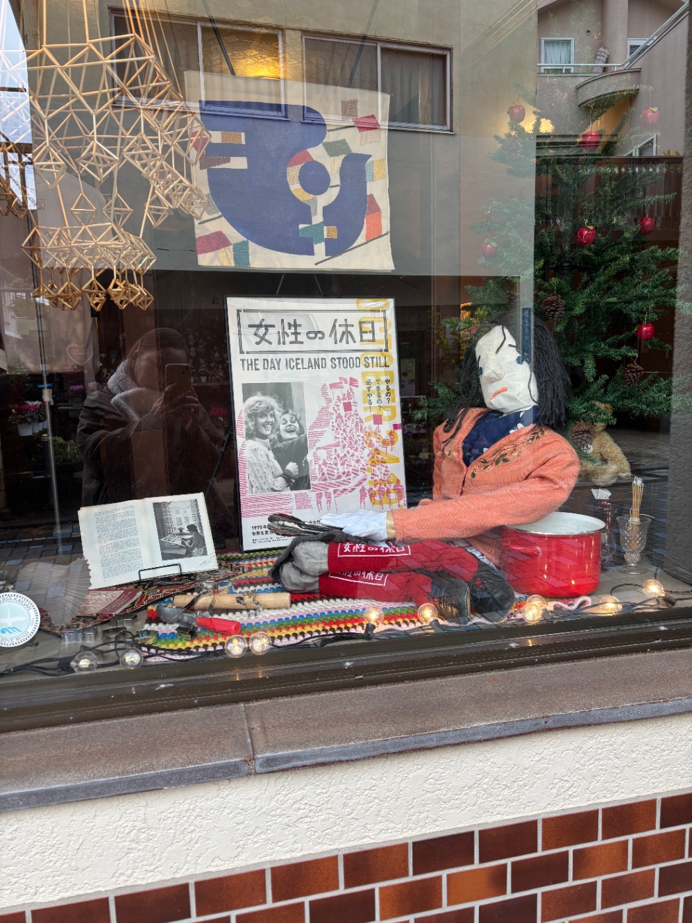 外から見たディスプレイ。抗議活動に使われた人形に似せた人形?など