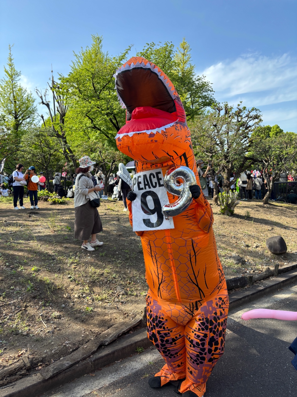 9の風船を持ったティラノさん