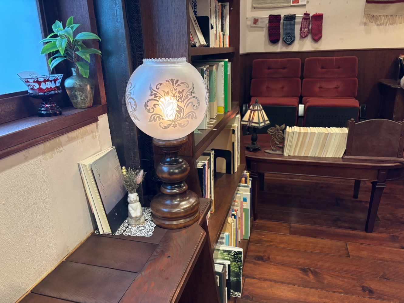 映画の本や雑誌でいっぱいの本棚