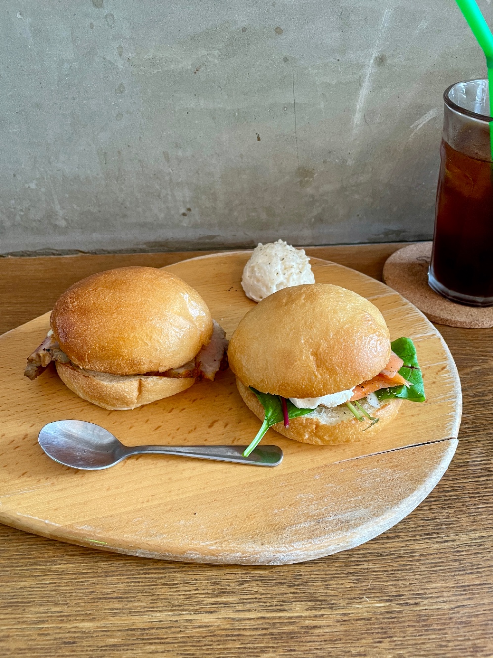 小さいサンドイッチふたつとアイスコーヒー