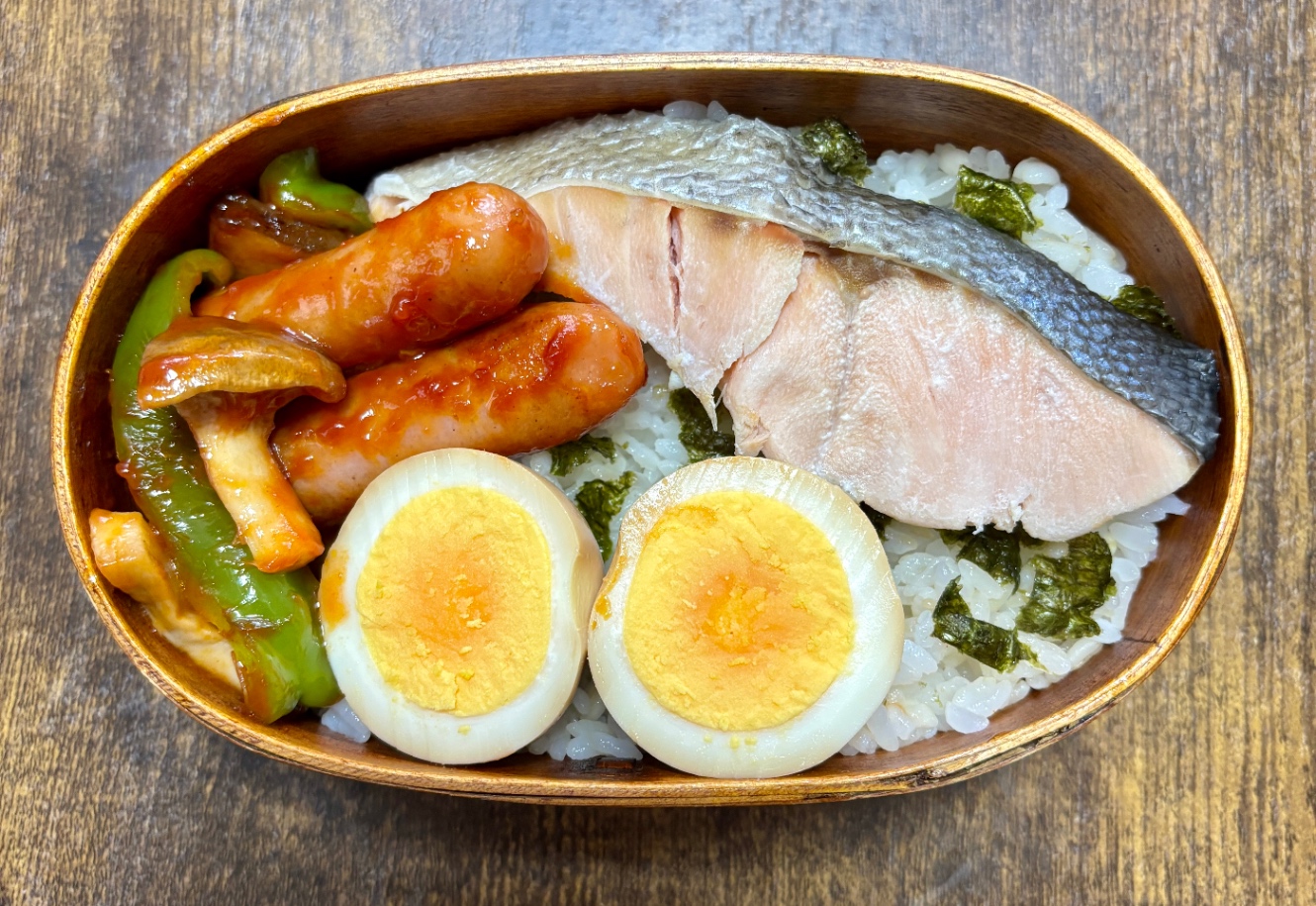 鮭、煮卵、ウインナエリンギピーマンのケチャップ炒めの弁当