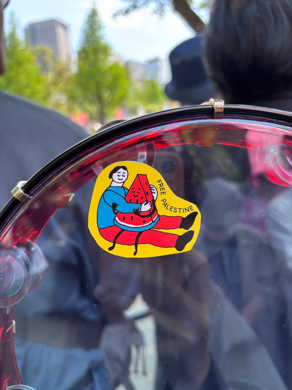 初出勤のタンバリン。フリーパレスチナのシール貼りました。