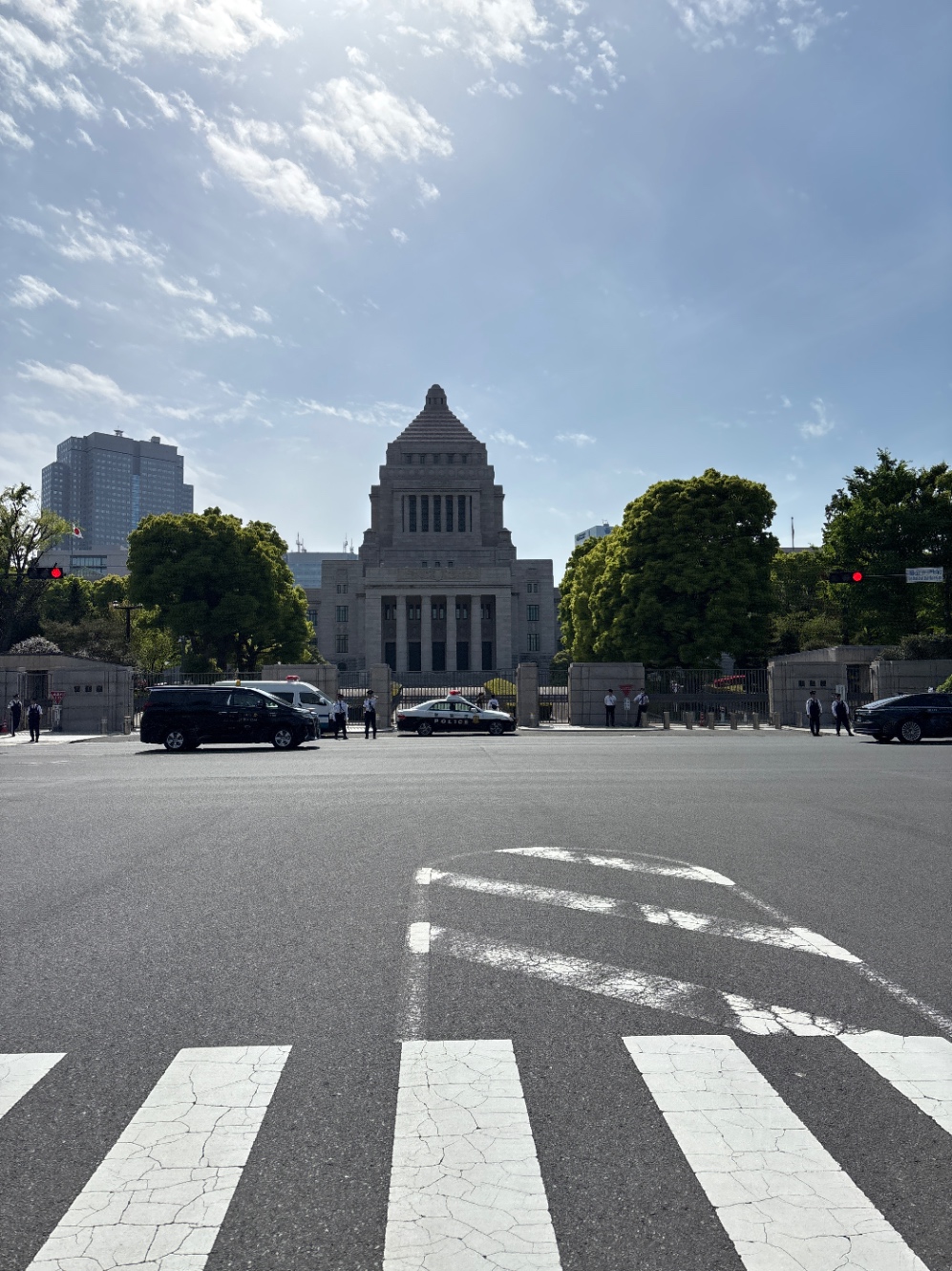 横断歩道から見る国会議事堂