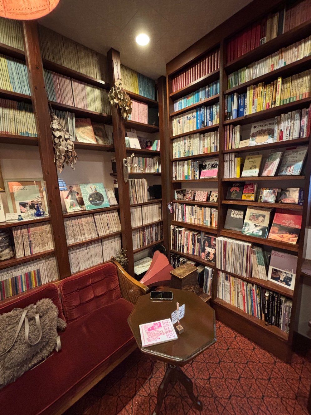 素敵なランプ、本棚、奥に古い椅子