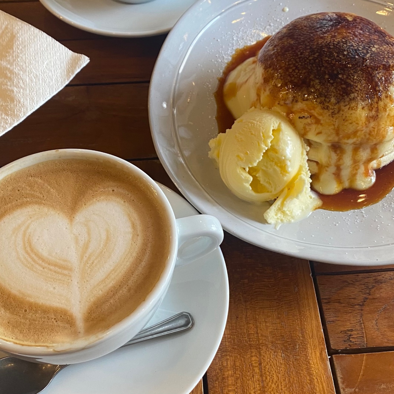 カフェのパンケーキとカフェラテ