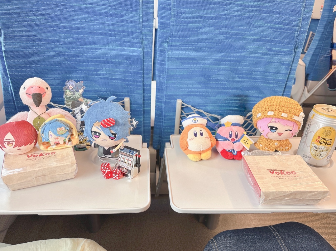 同僚とぬいを広げて撮影した写真