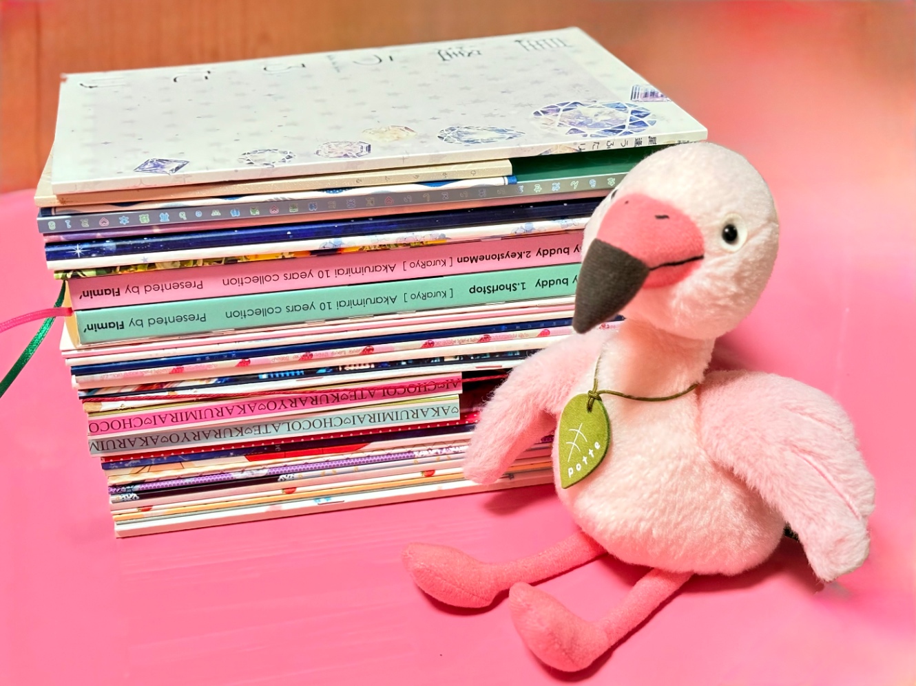 全34冊の同人誌と、フラミンゴのぬいぐるみ。15センチくらいある。