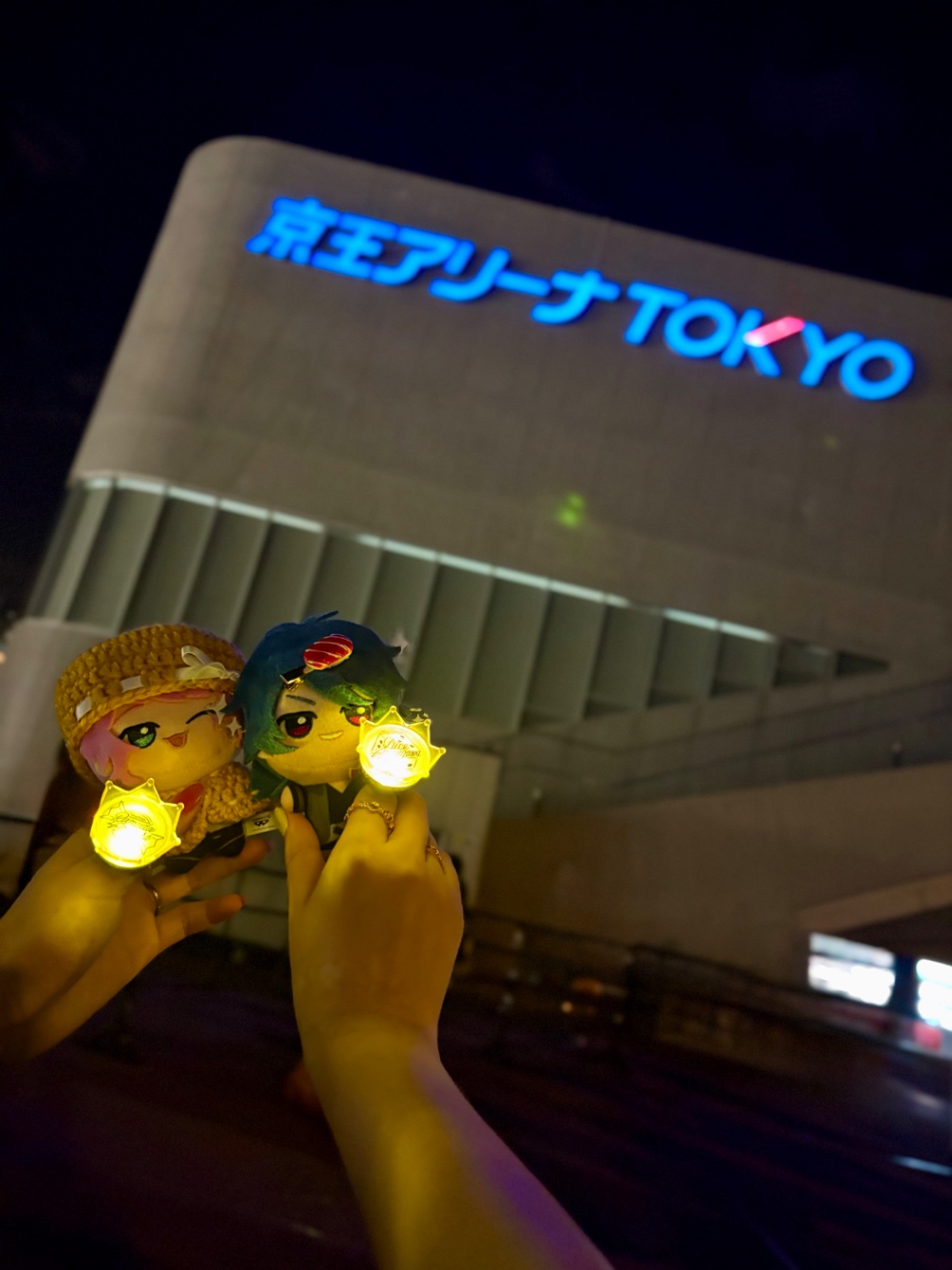 同僚と京王アリーナTOKYOロゴの前で撮った写真