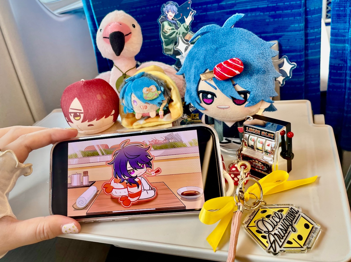 まぐろのヘアクリップをつけた帝統くんぬいと、ARBでえびのお寿司になってる帝統くんの写真