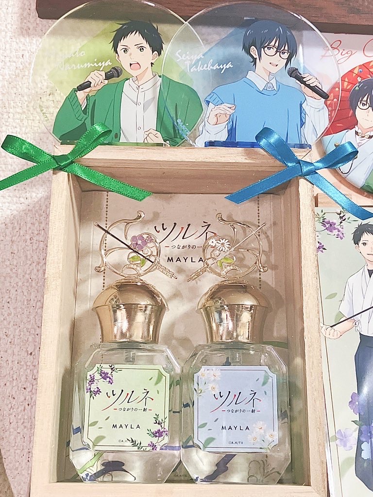 MAYLAのツルネ香水。湊アンド静弥のもので、コレクションボックスに並べて飾ってある写真。