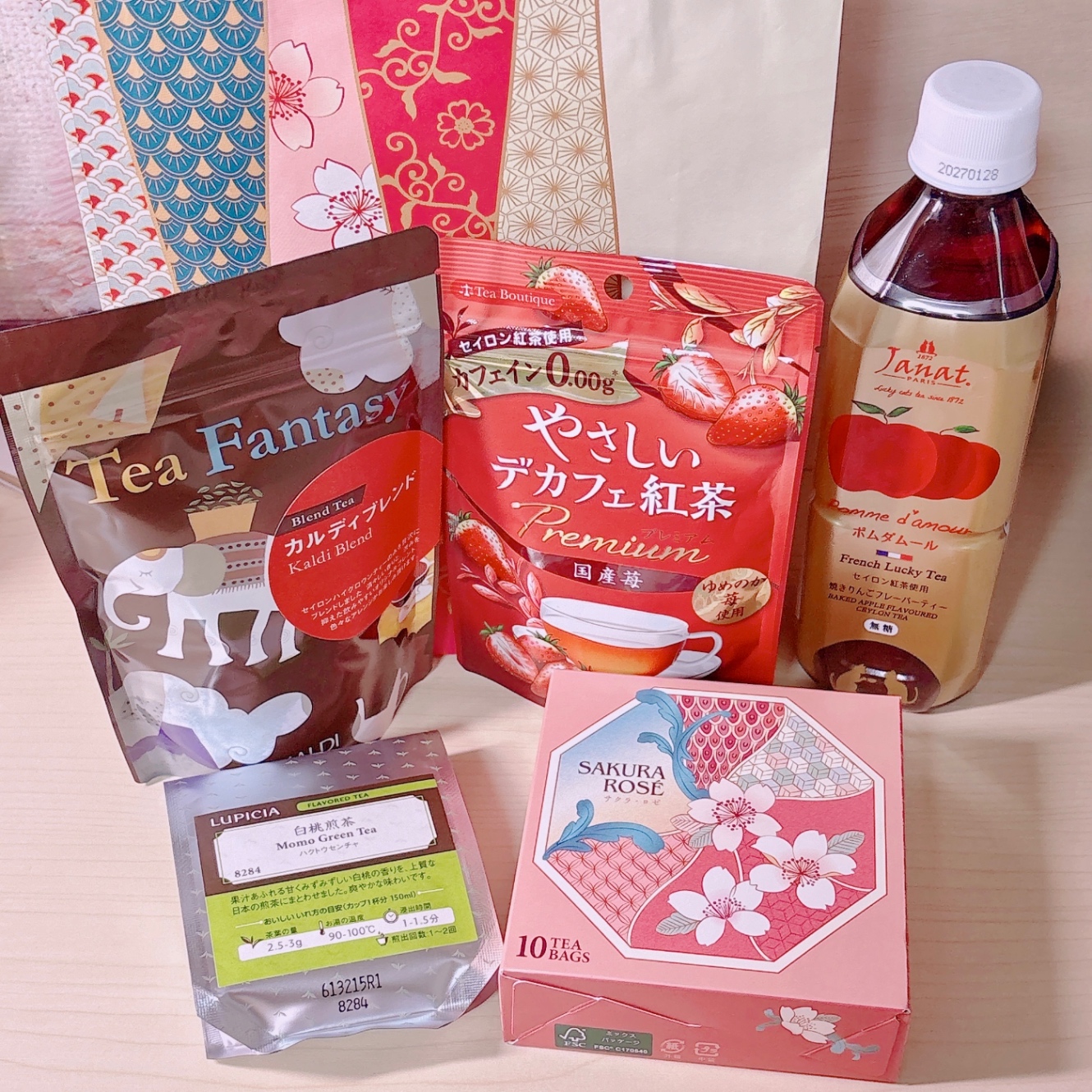 ルピシアで買ったサクラロゼの紅茶、白桃煎茶、カルディで買ったアップルティー、カルディブレンドの紅茶、デカフェ紅茶
