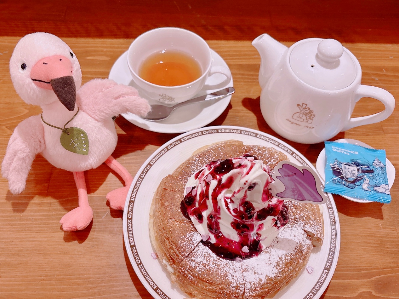 メタモンシロノワールの写真。フラミンゴのぬいぐるみも添えられている。