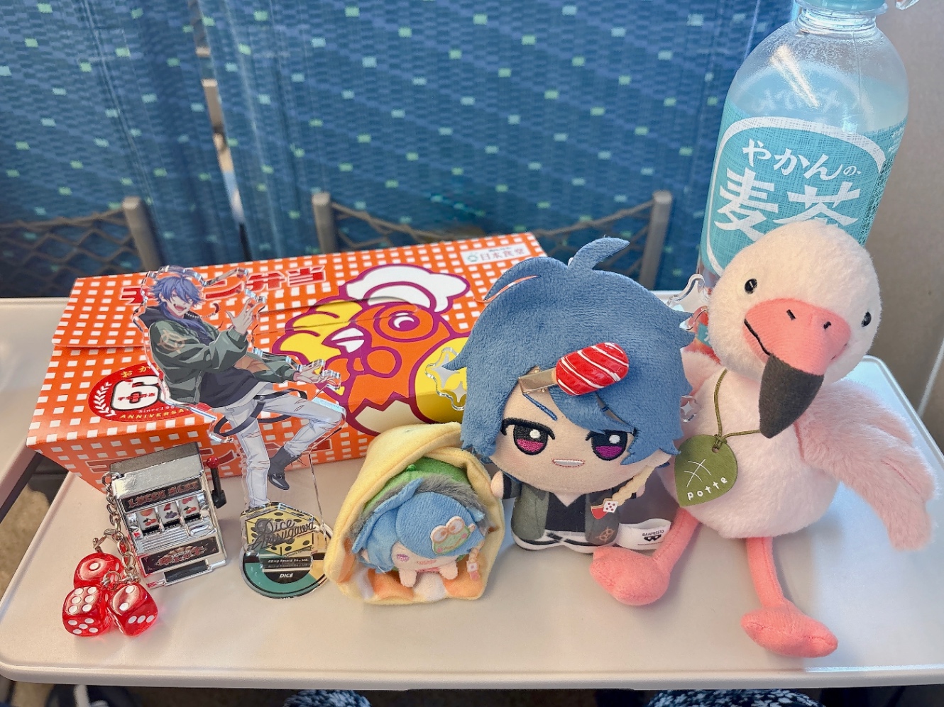 駅弁で買ったチキン弁当とぬい大集合写真