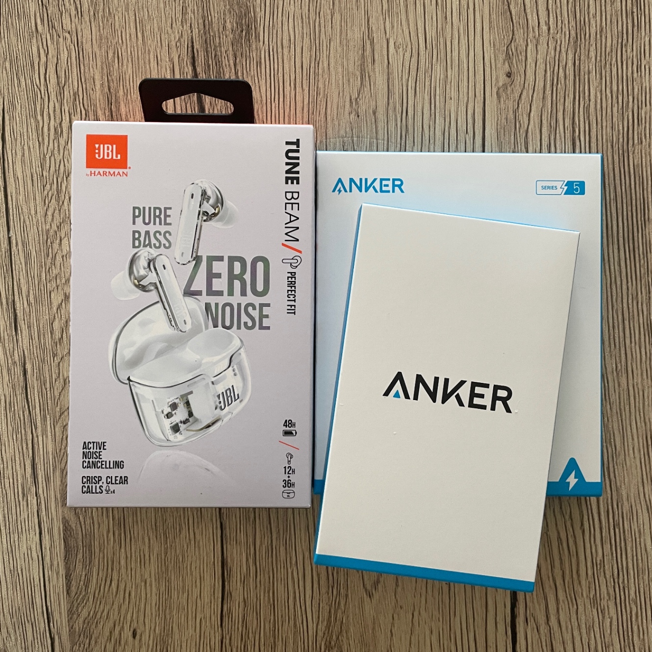 JBLワイヤレスイヤホン、ANKERモバイルバッテリー、ANKERUSBハブ