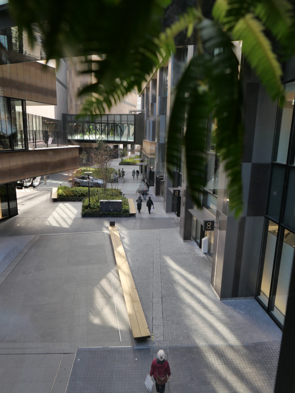 商業施設の廊下から下層階の景色を撮った写真