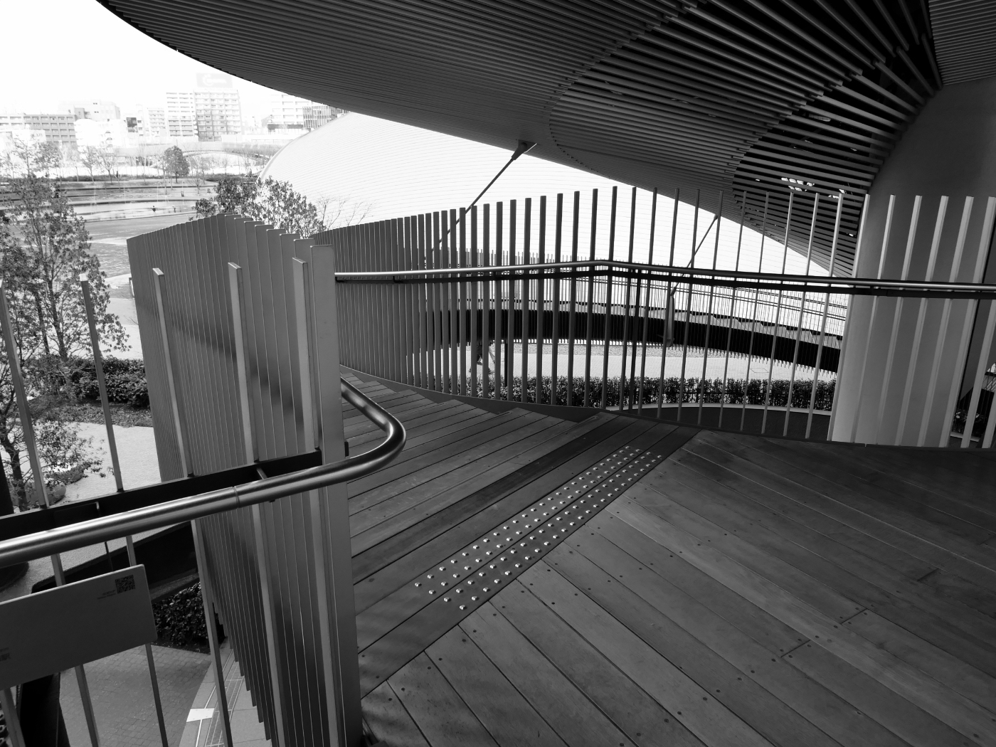 大きな螺旋階段の入口を撮った写真をスマートフォンアプリ『Leica PHOTOS』でモノクロにしたもの