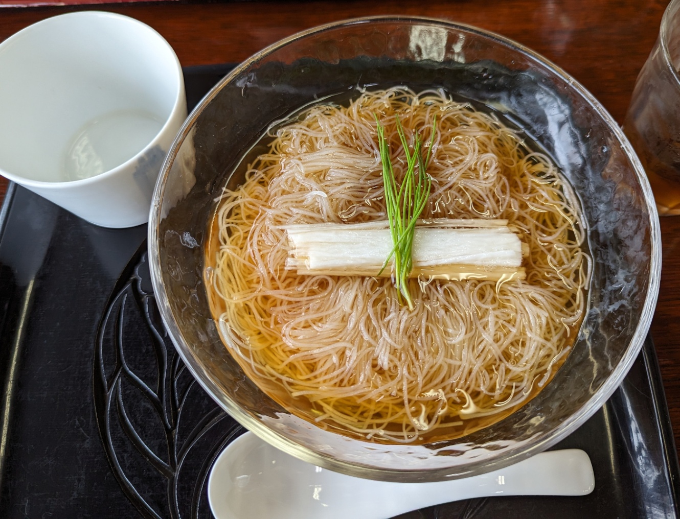 織姫神社境内のすぐ側（下）の蕎麦屋で食べた、山芋乗せた冷たい更科そば