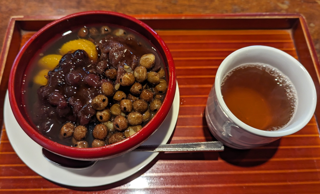 あまから屋のあんみつとほうじ茶