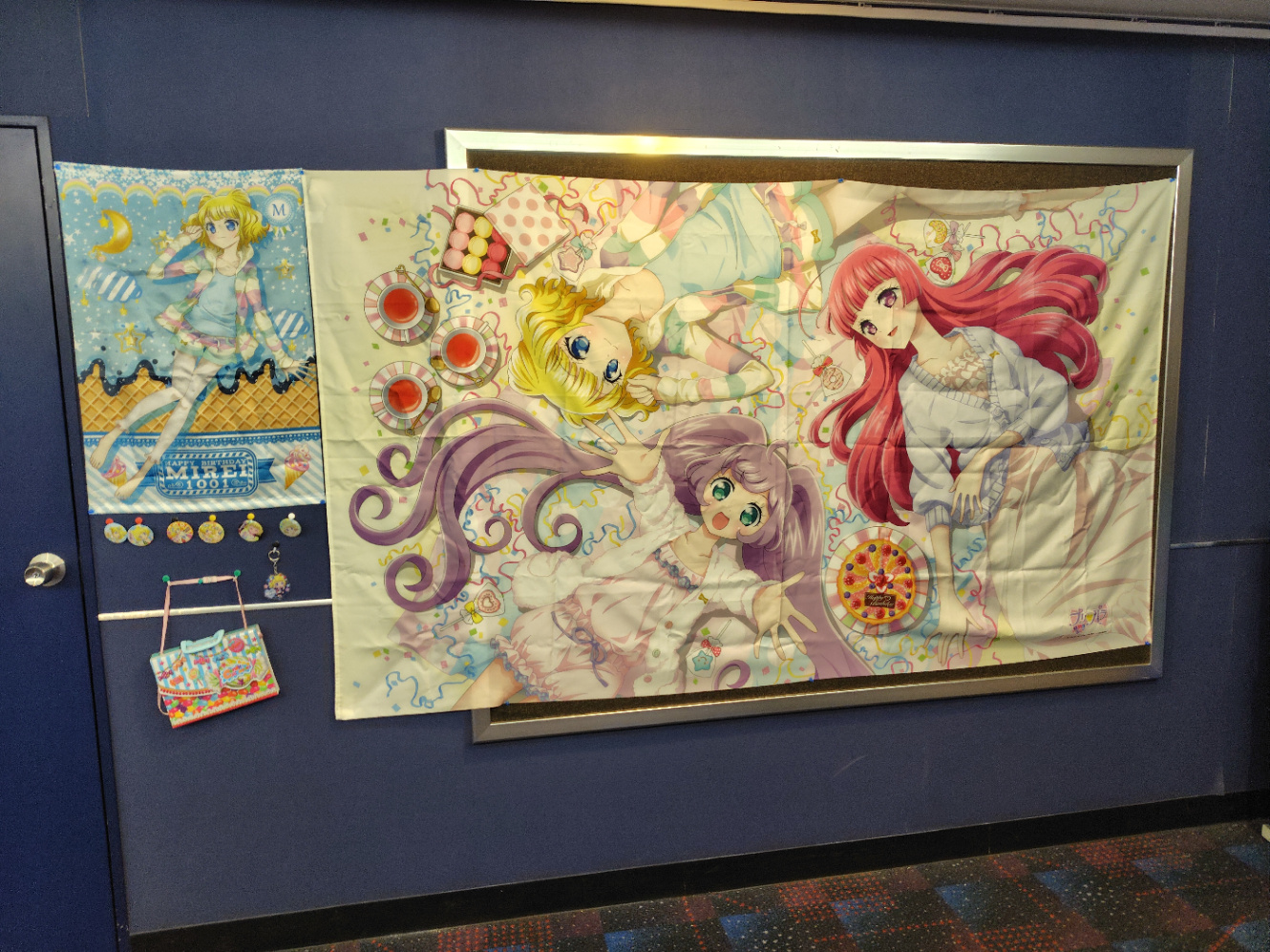 イオンシネマ海老名 7番スクリーンの壁。プリパラ(主に南みれぃ)のグッズが飾られている