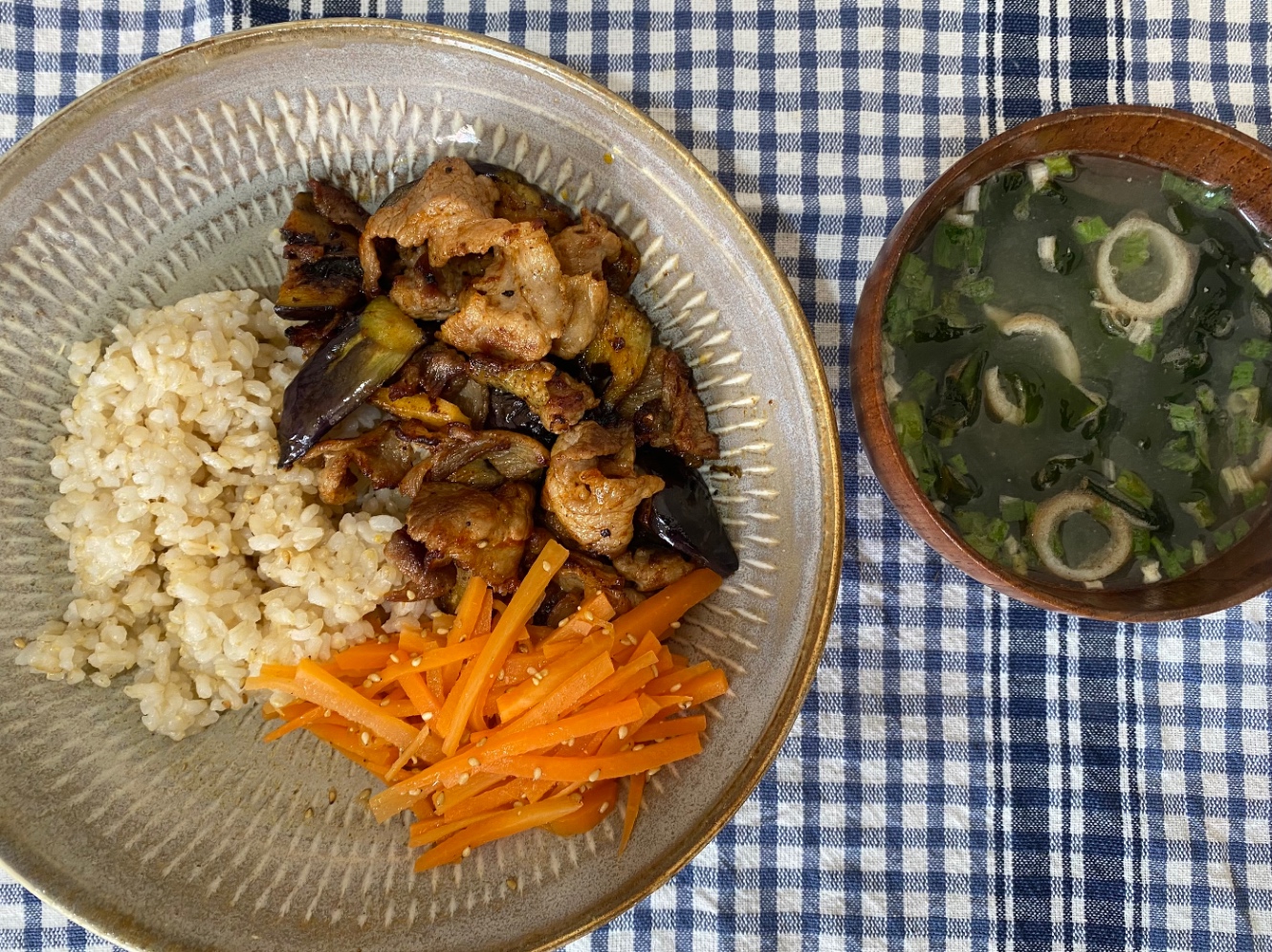 昼飯：豚肉とナスのコチュジャン炒めとにんじんナムルと玄米と味噌汁