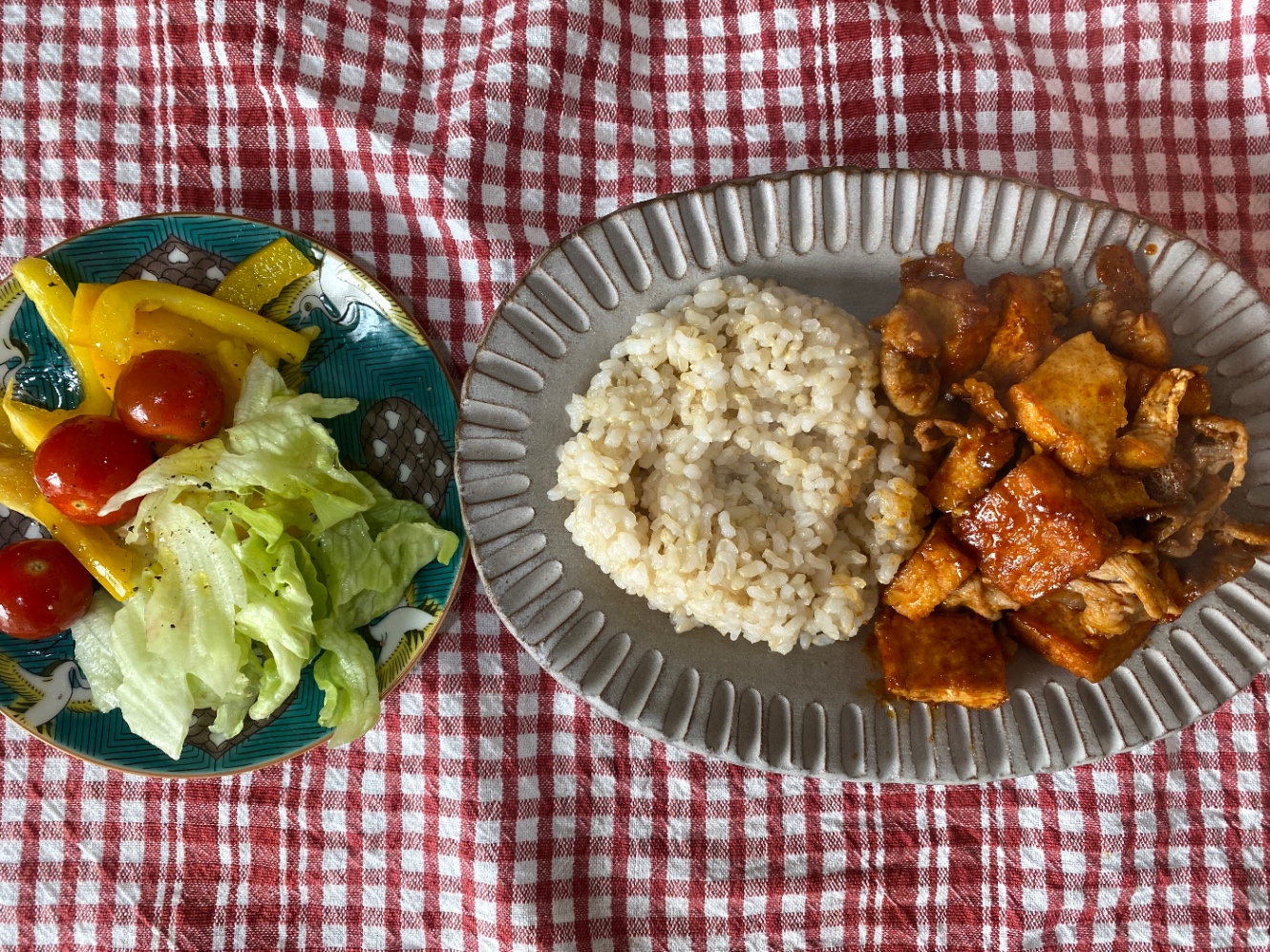 昼飯：サラダ、玄米、厚揚げと豚肉のコチュジャン炒め