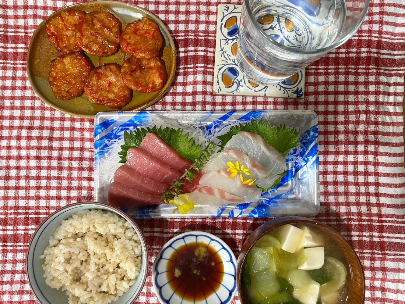 玄米、紅しょうが揚の照り焼き、マグロとブリの刺身、小松菜の味噌汁