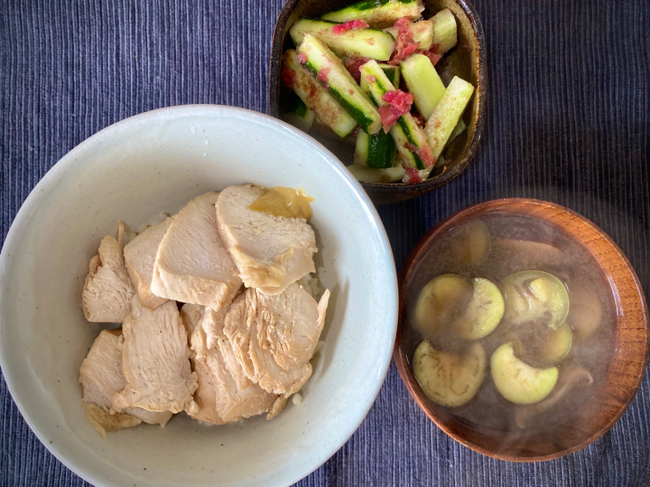 鶏チャーシュー丼、梅キュー、ナスの味噌汁