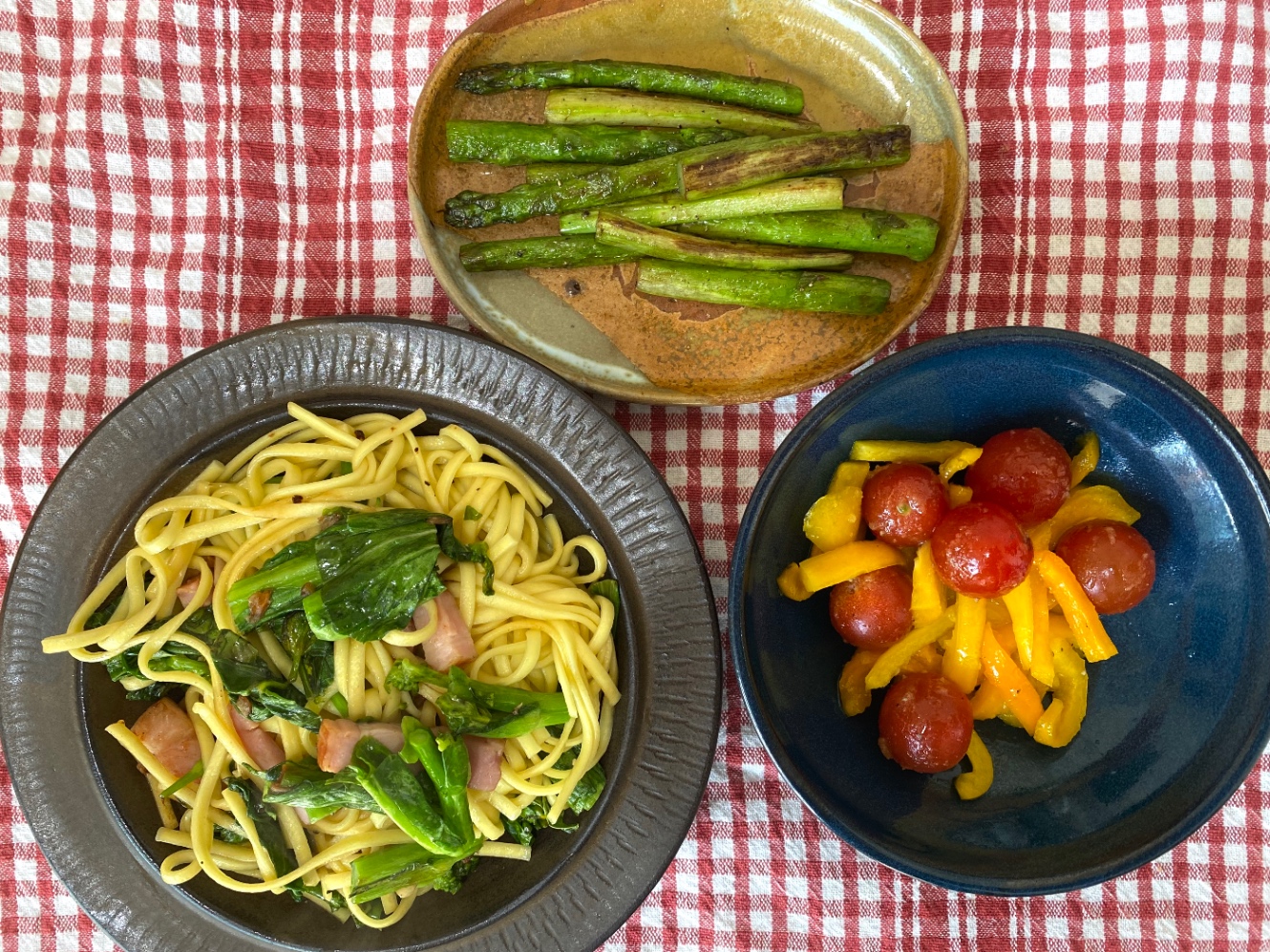 菜の花のパスタ、アスパラのバター焼き、パプリカのマリネ