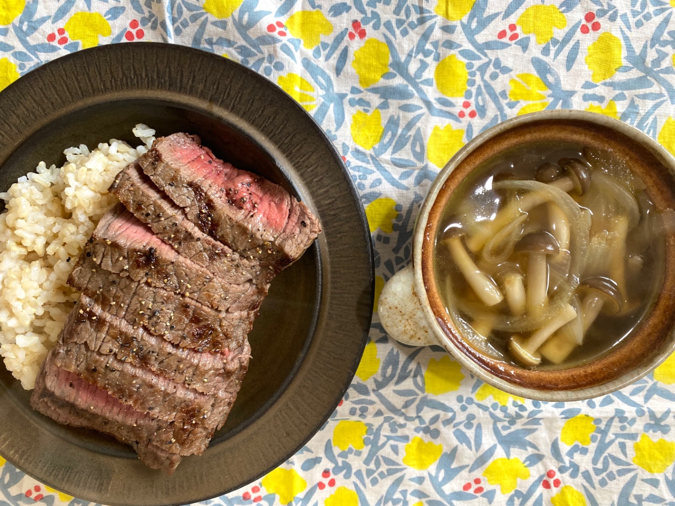 ステーキ丼とコンソメスープ