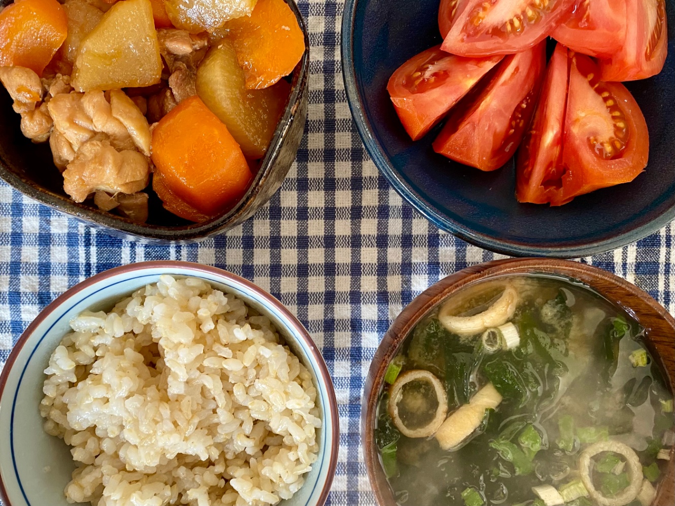 昼ごはん：玄米ご飯、鶏肉と大根の煮物、トマト、味噌汁