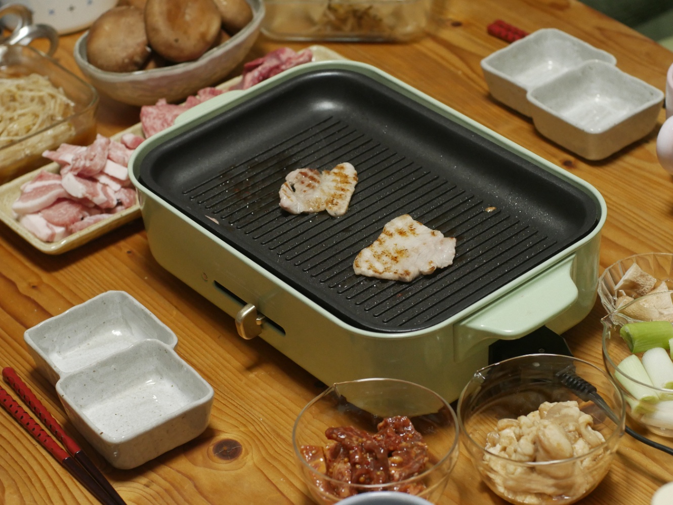 ホットプレートで肉を焼いている