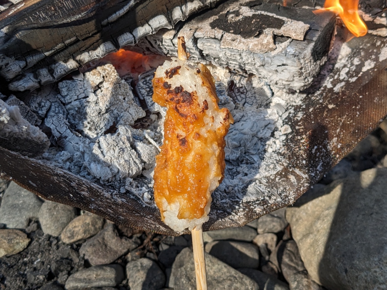 焚き火で焼いた味噌たんぽ