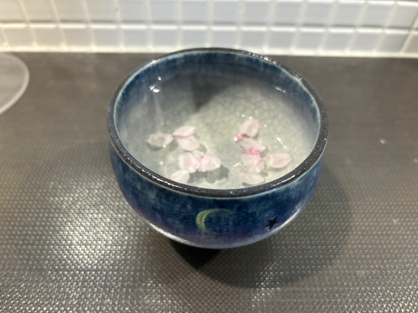 水に浮かべた桜の花びら