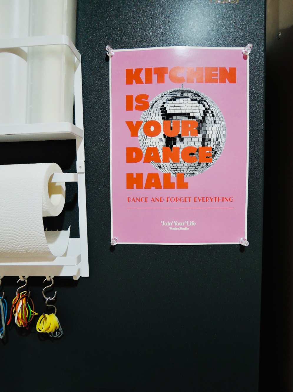 冷蔵庫の写真。"KITCHEN IS YOUR DANCE HALL"と書いてあるポスターが貼ってある。