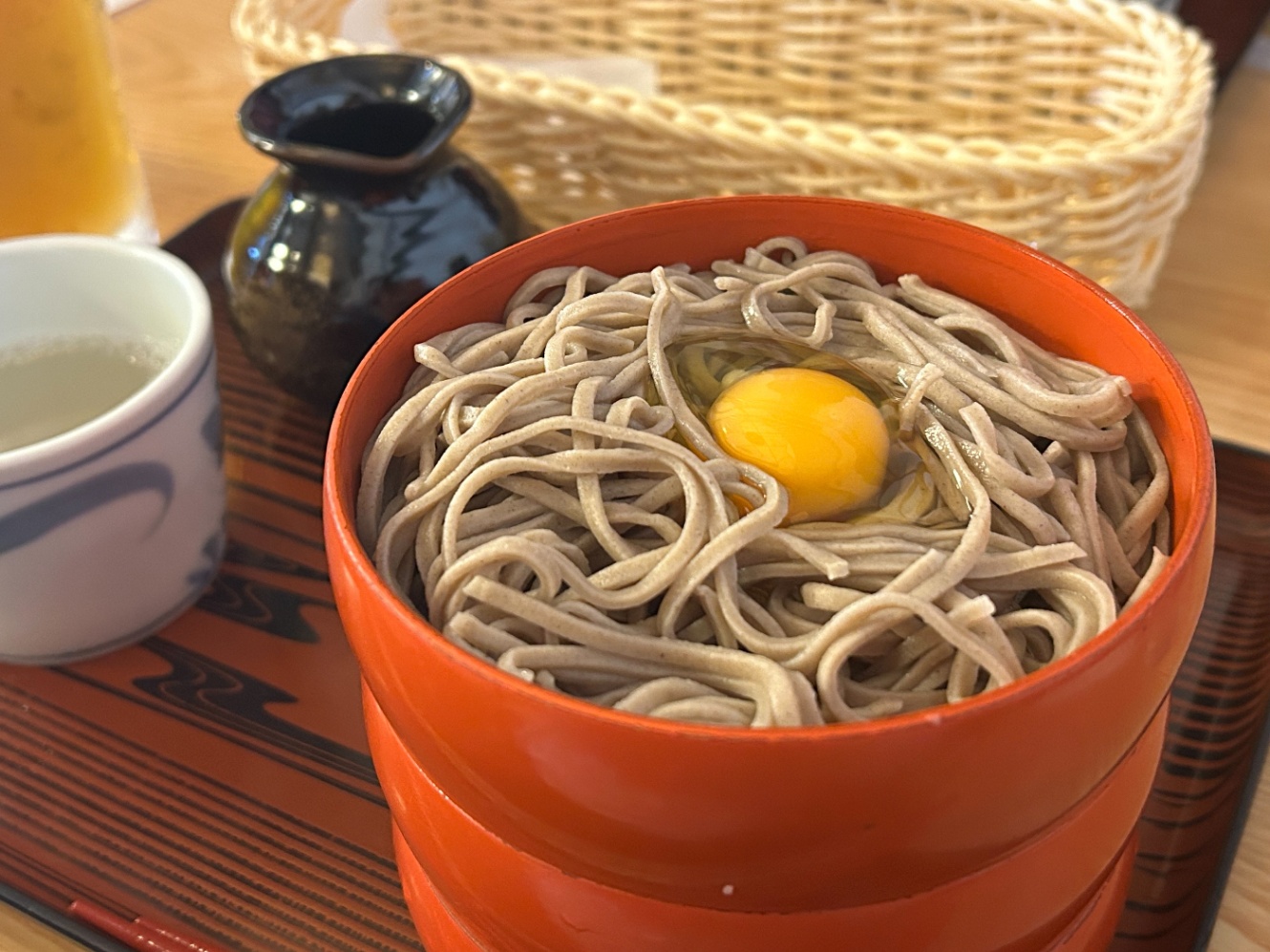 出雲そば。生卵がトッピングしてある