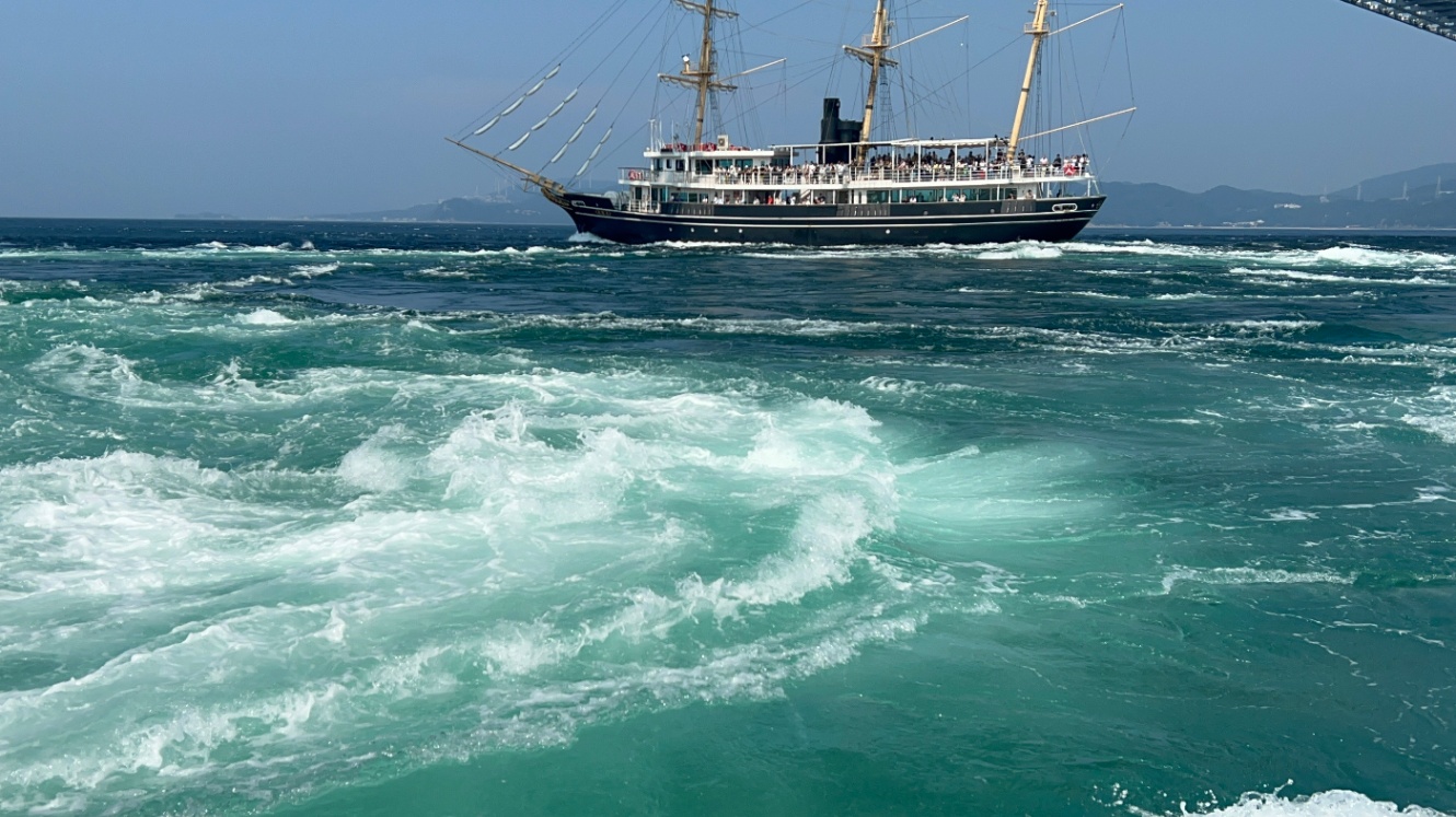 徳島の大きな渦潮と遊覧船