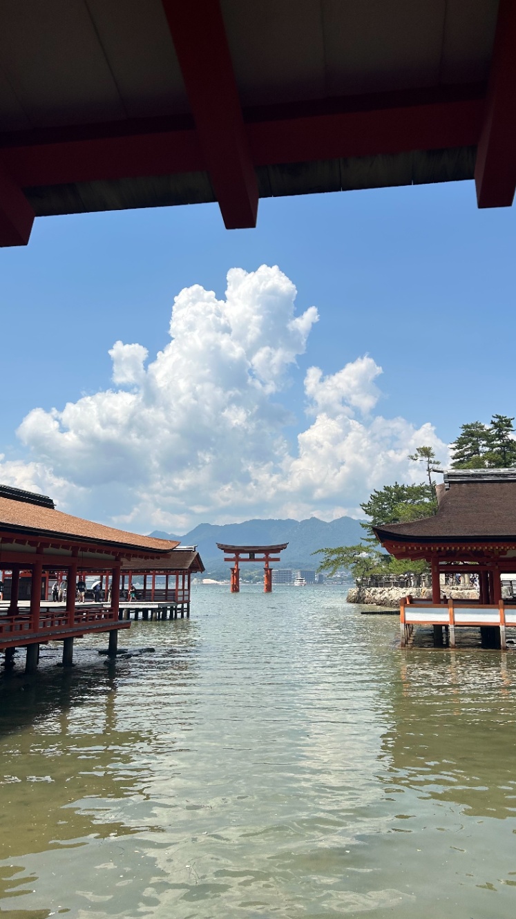 入道雲を背景に建つ厳島神社