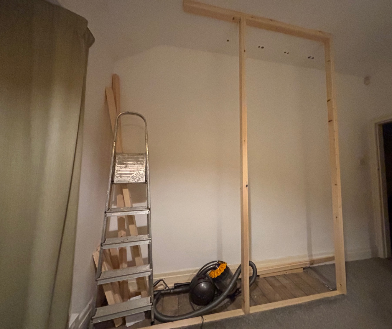 古い箪笥を処分して空になったスペース。木で外枠を作りレイアウトを考えます。