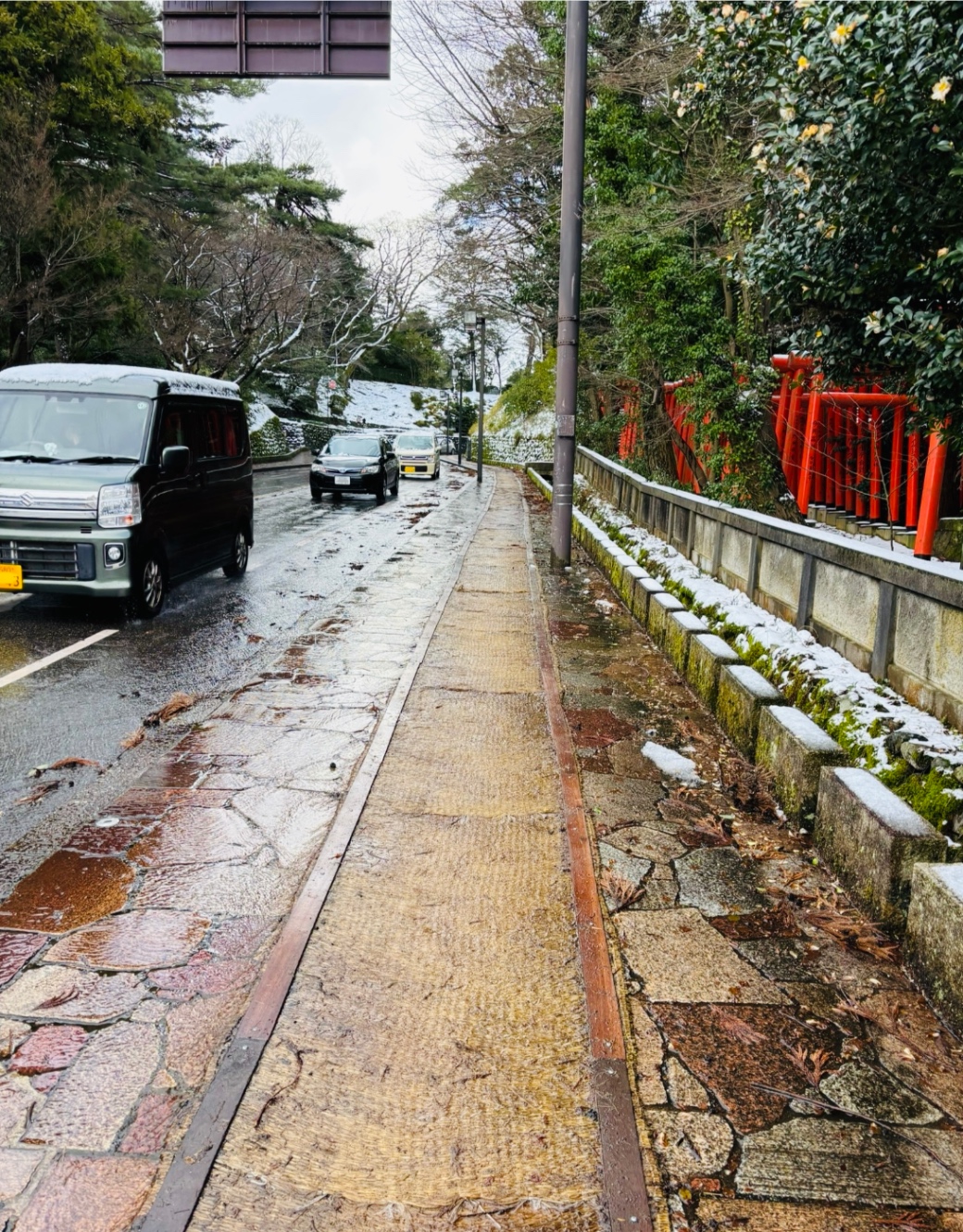 石浦神社の横の坂道、兼六園に続くお堀通りの歩道にまっすぐ敷かれた稲藁の筵の道。
