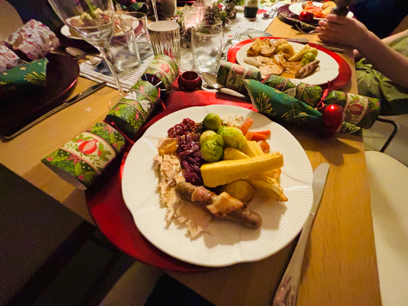 お皿に大盛りのローストディナー。