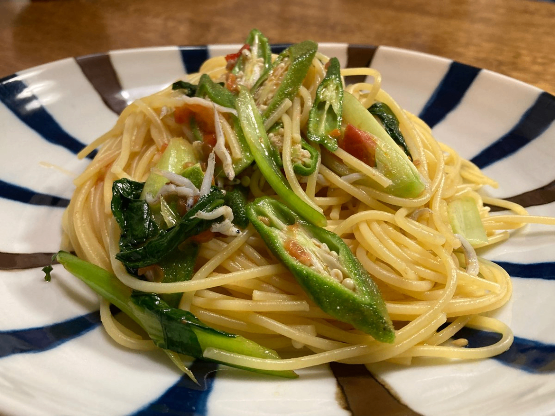 トマトと小松菜とオクラとしらすのパスタ