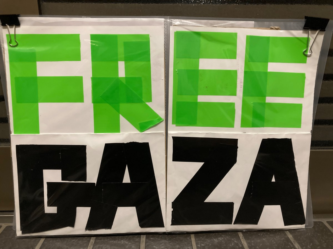 白い紙に緑と黒の養生テープでFREEGAZAと貼り付けた。上半分のFREEが緑。下半分のGAZAが黒のテープ