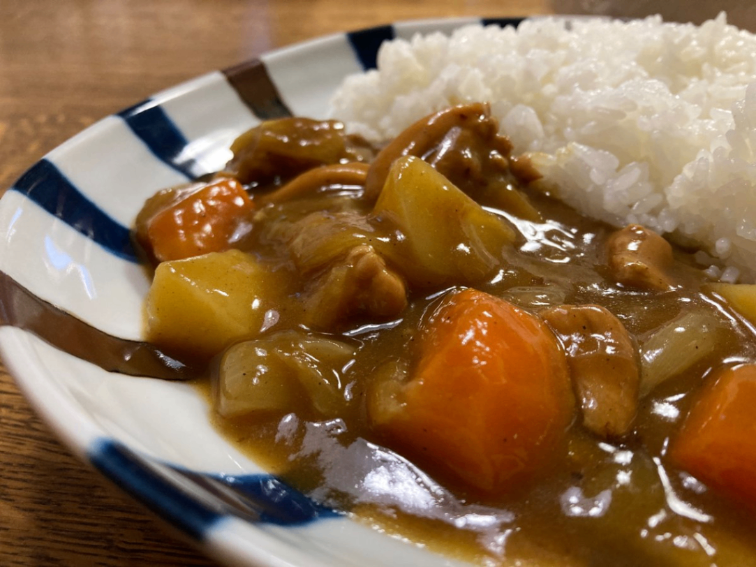 丸い皿に盛りつけたチキンカレー