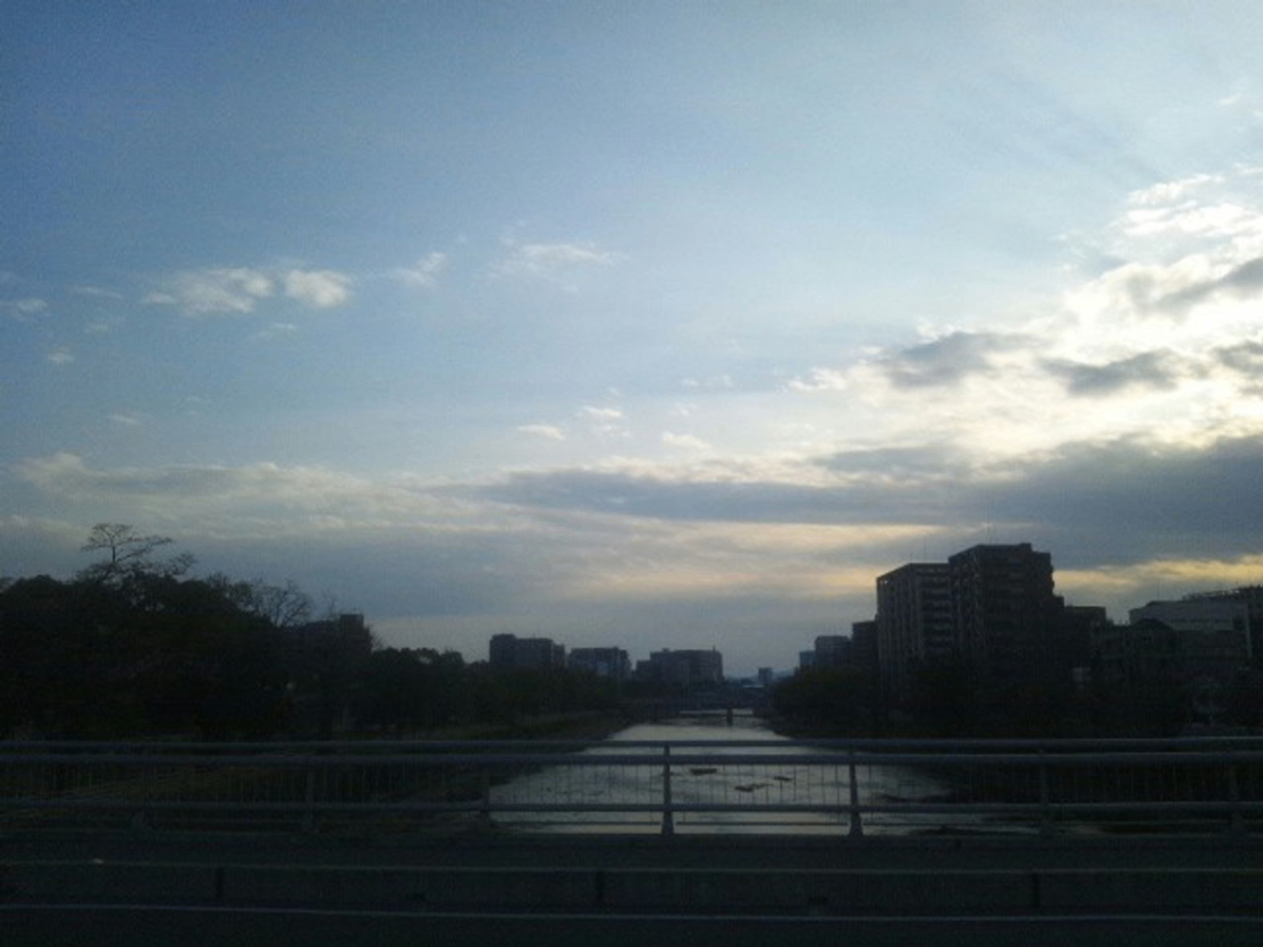 熊本市近郊の明午橋(めいごばし)の上から撮った夕暮れの景色