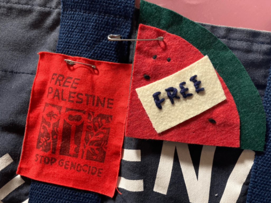 左がfree palestineと記された赤いパッチ。右がfreeの文字付きのスイカのワッペン