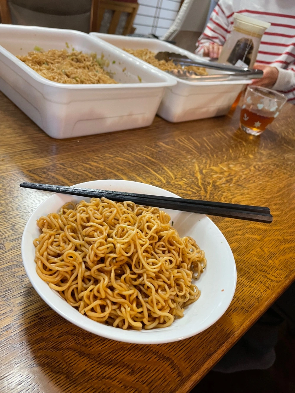 小皿に取り分けたペヤング焼きそば