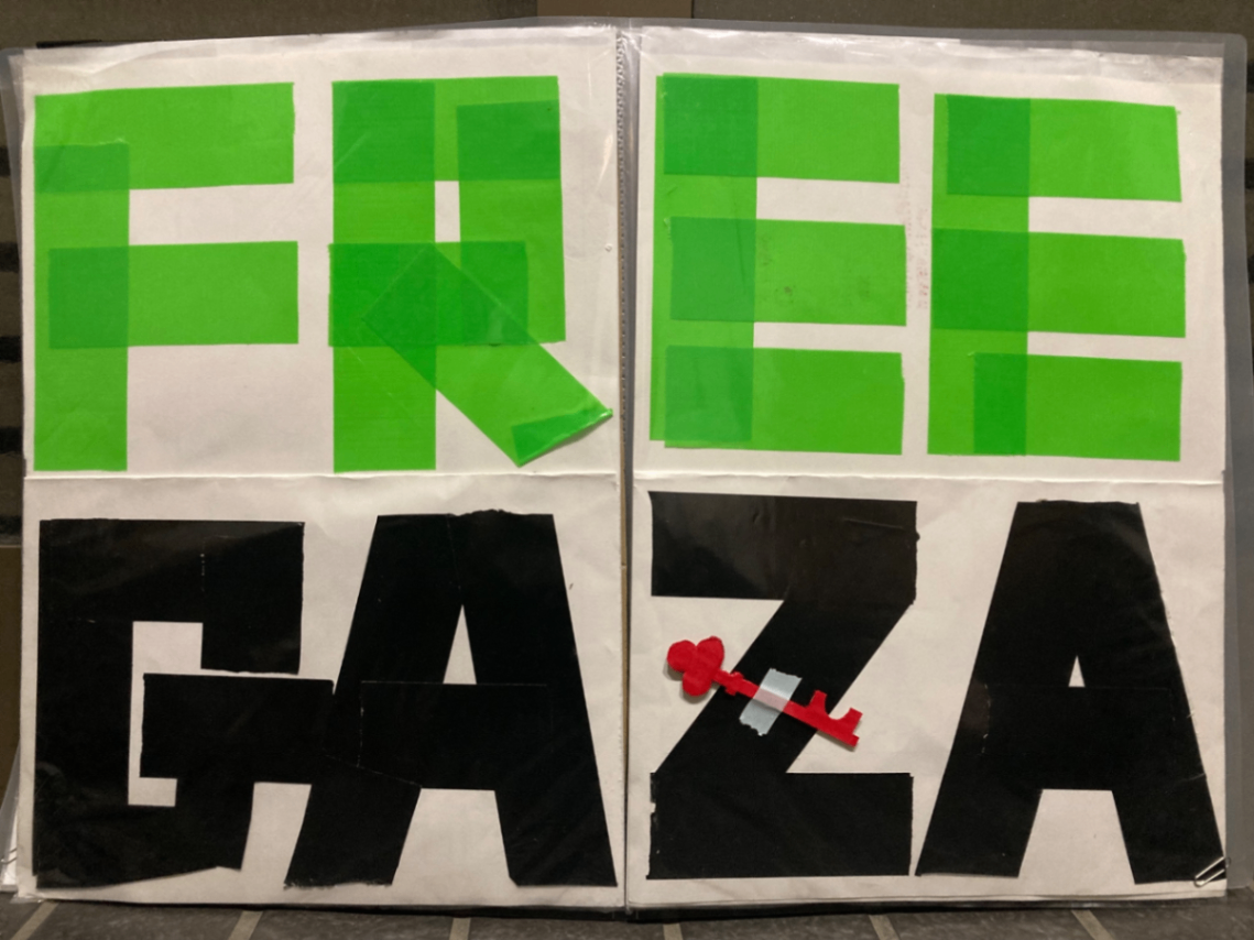 プラカード。FREEGAZAとテープで印てあり、FREEが緑のテープ。GAZAが黒のテープ