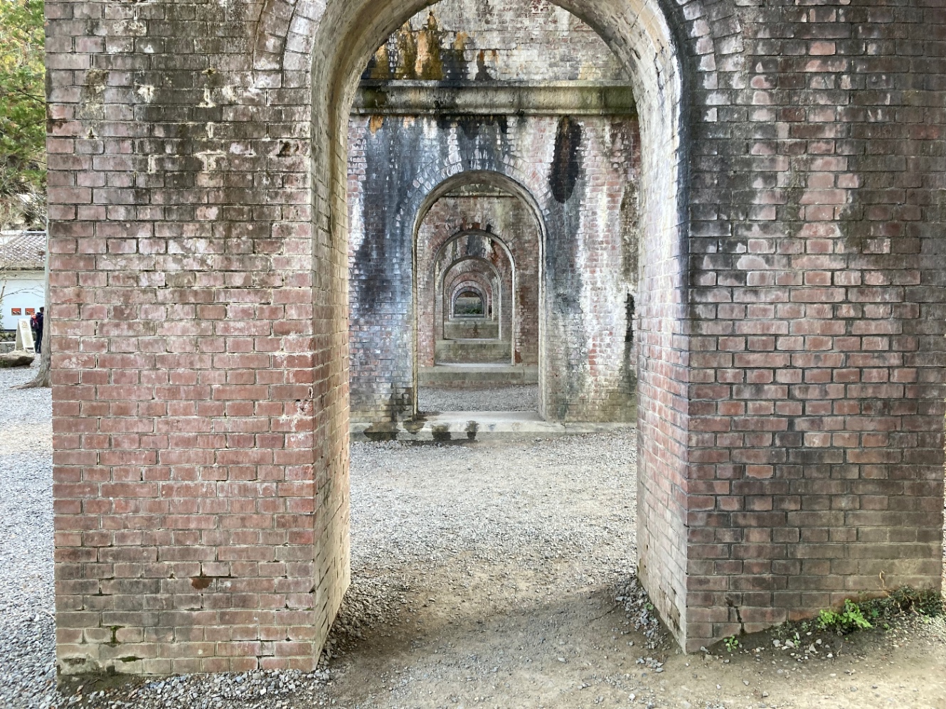 水路閣のアーチの下を正面から撮った写真。奥のアーチほど小さく作られており、奥行きを感じられます。
