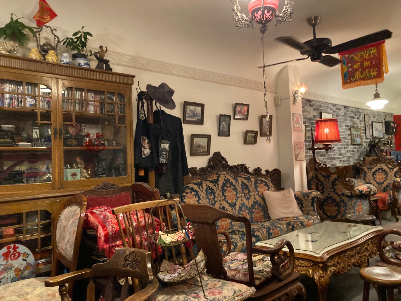 1930の店内。ソファ、絵画、本棚、ランプなど、さまざまな調度品。