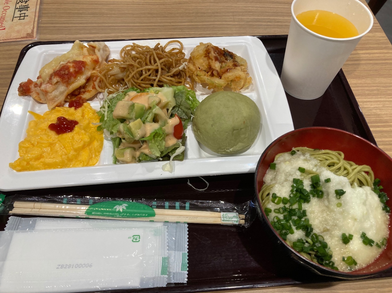 ホテルの朝食ビュッフェ。桜エビの天ぷらや富士焼きそば、山葵とろろ茶そばなど。